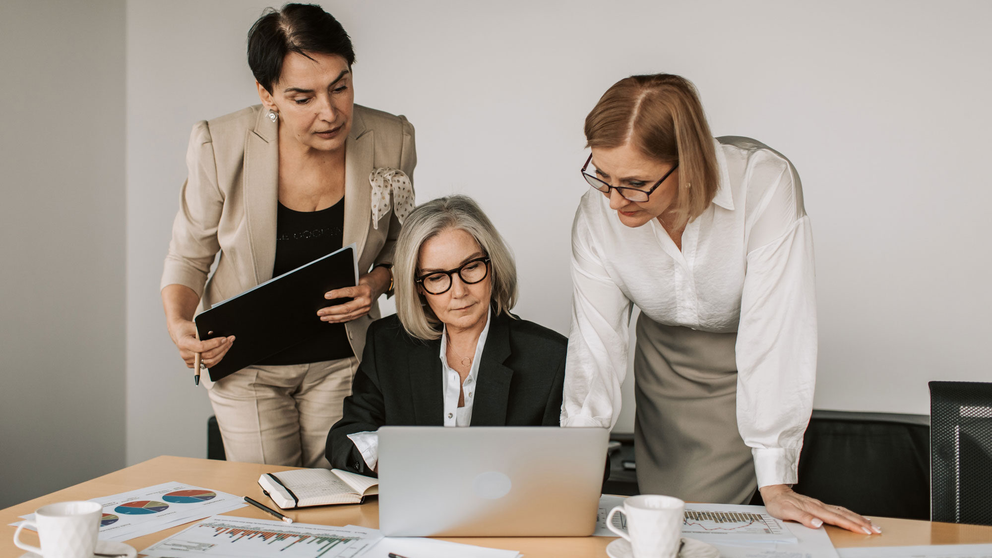 Drei Frauen vor Computer